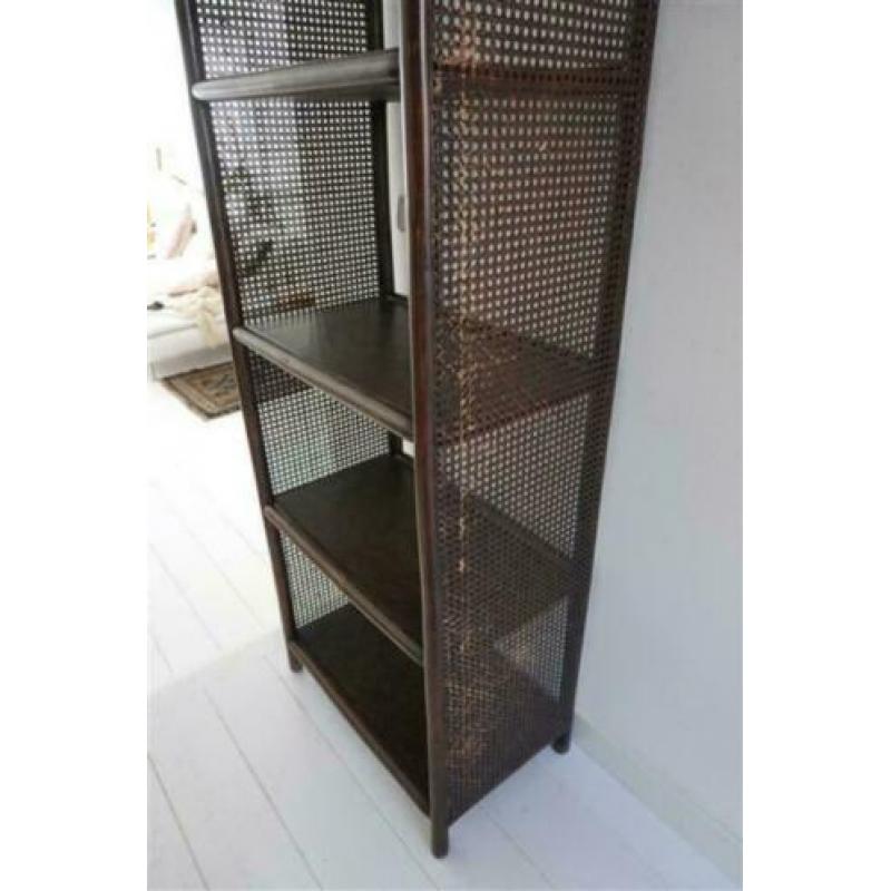 Hoge houten kast met webbing