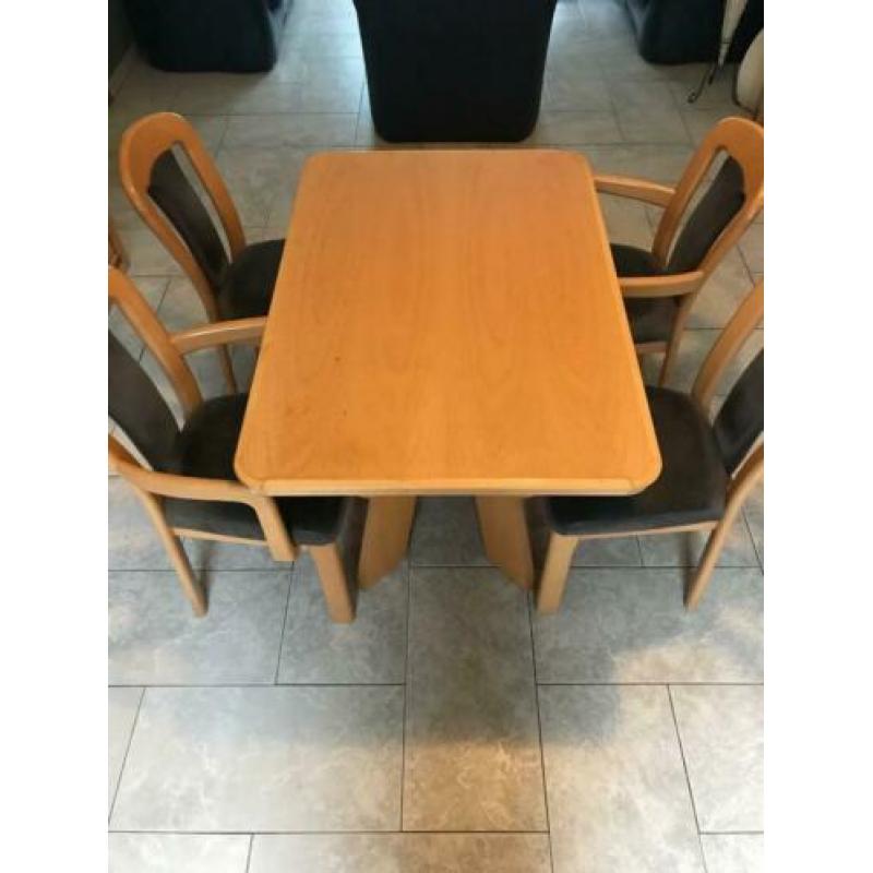 Eikenhouten Tafel + 4 Eikenhouten Stoelen