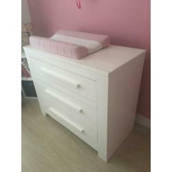 babykamer witte commode en ledikant