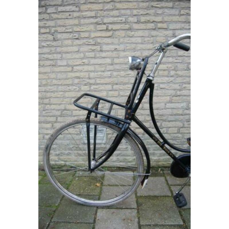 Oma Old Dutch Batavus bandenmaat 28 inch met rekje