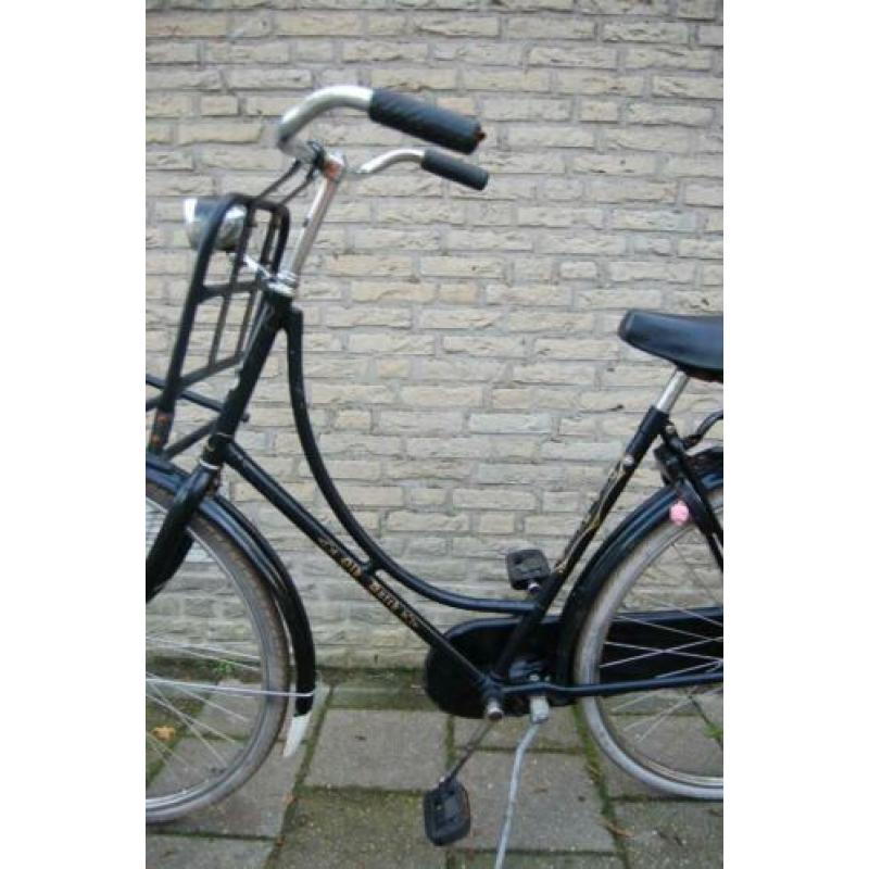 Oma Old Dutch Batavus bandenmaat 28 inch met rekje