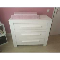 babykamer witte commode en ledikant