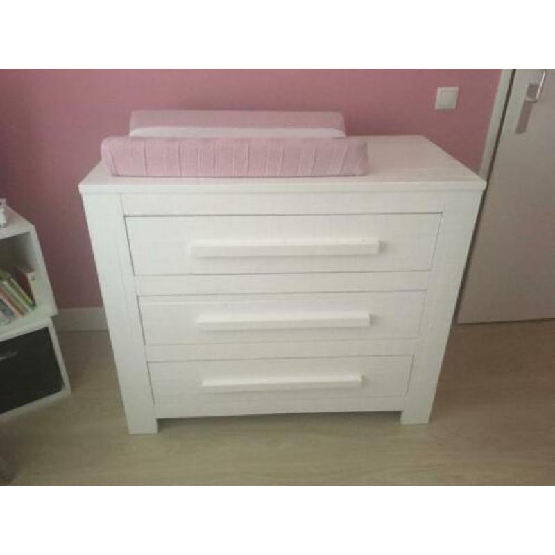 babykamer witte commode en ledikant