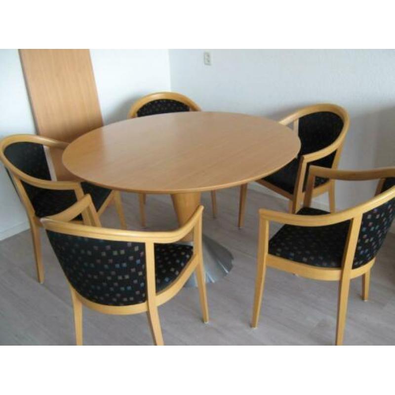 ronde/ovale tafel met 5 stoelen