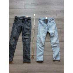 2 spijkerbroeken/jeans grijs en lichtblauw