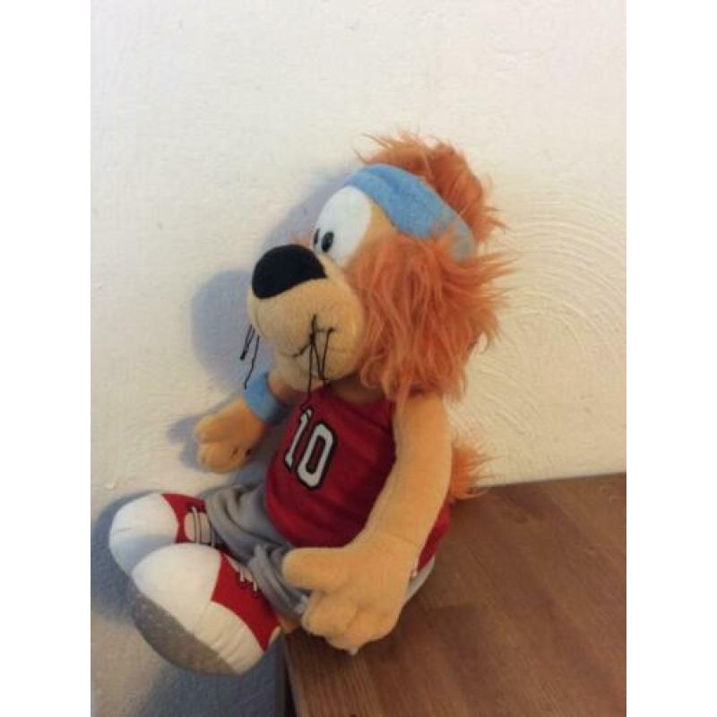 Loekie de leeuw knuffel 35 cm voetbaltenue