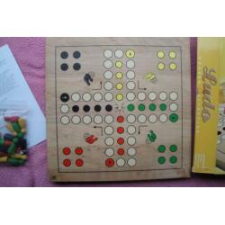 BORDSPEL LUDO WOODEN COLLECTION VAN KING 2tot4sp. 3.95euro.