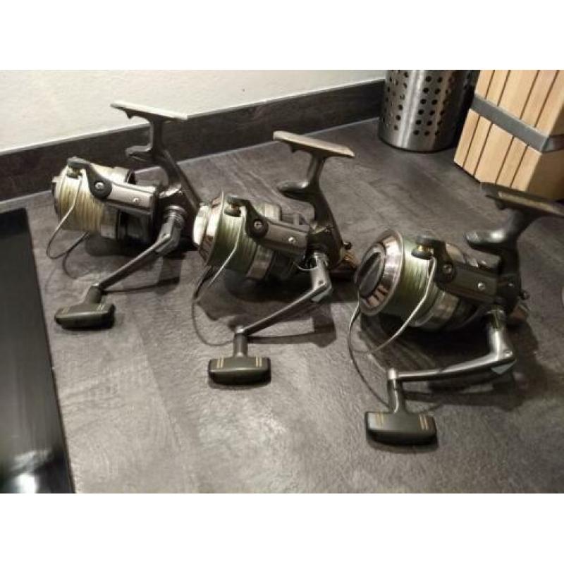 3 x Daiwa Emblem Pro 5500 + reservespoelen vol Gatorbraid