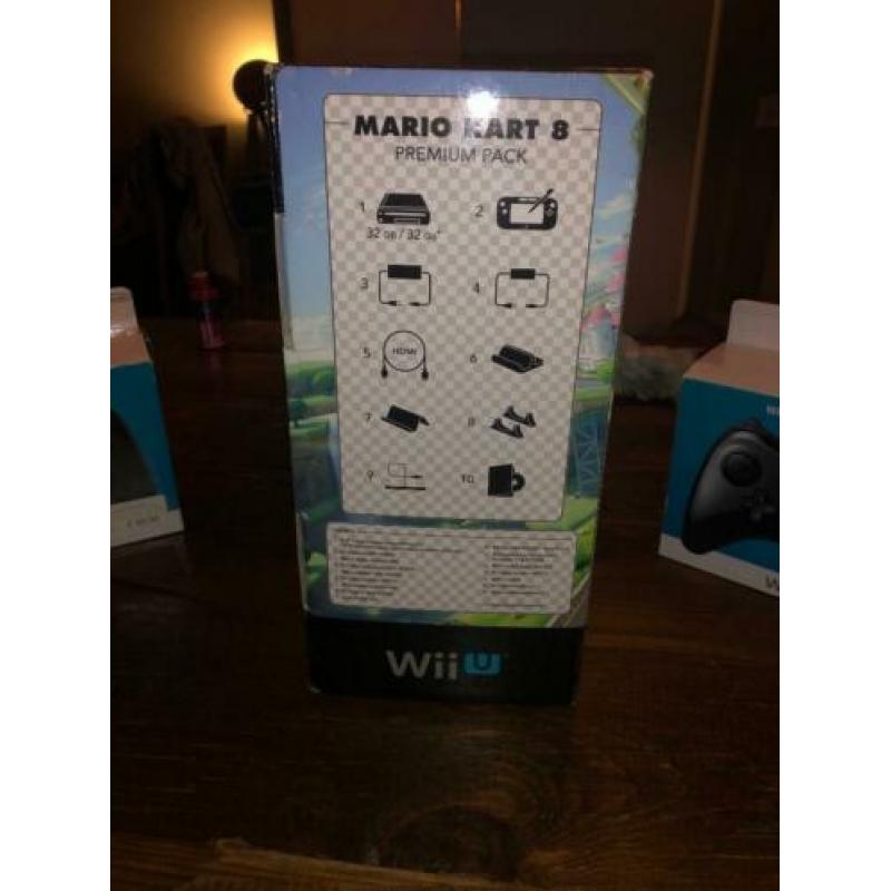 Wii U Mario kart 8 premium pakket + 2 controllers en diverse