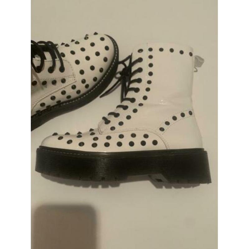 Witte laarsjes met plateau zool en studs maat 39