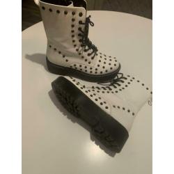 Witte laarsjes met plateau zool en studs maat 39