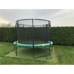 Stevige trampoline met net en trap zelf afbreken en ophalen