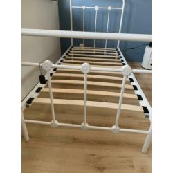 Lief! Metalen bed (gebroken wit)