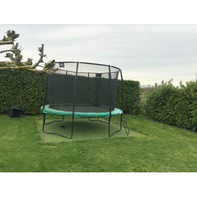 Stevige trampoline met net en trap zelf afbreken en ophalen