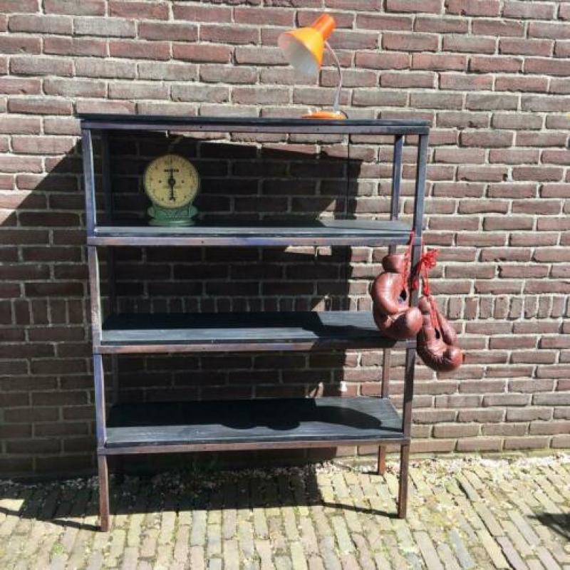 Vintage schappen kast , industriële stijl