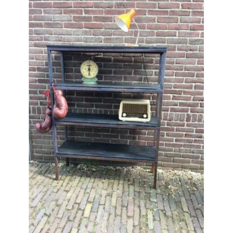 Vintage schappen kast , industriële stijl