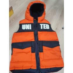 Benneton bodywarmer met capuchon, maat 152