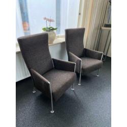 Twee design fauteuils mat RVS poten