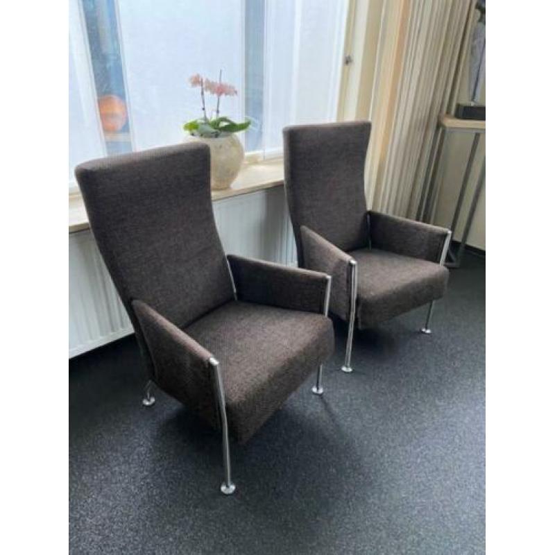 Twee design fauteuils mat RVS poten