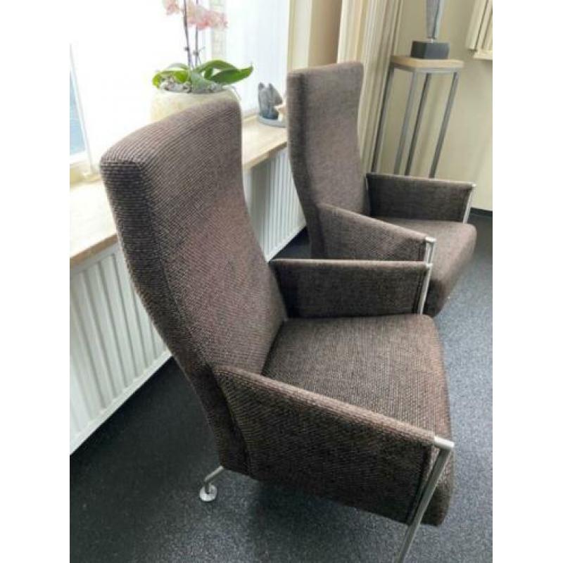 Twee design fauteuils mat RVS poten