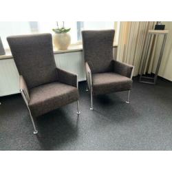 Twee design fauteuils mat RVS poten