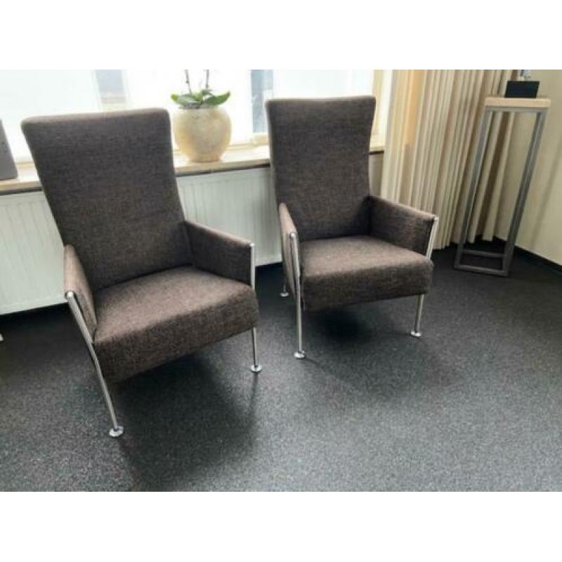 Twee design fauteuils mat RVS poten