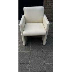 Witte fauteuil leer, op 4 wielen