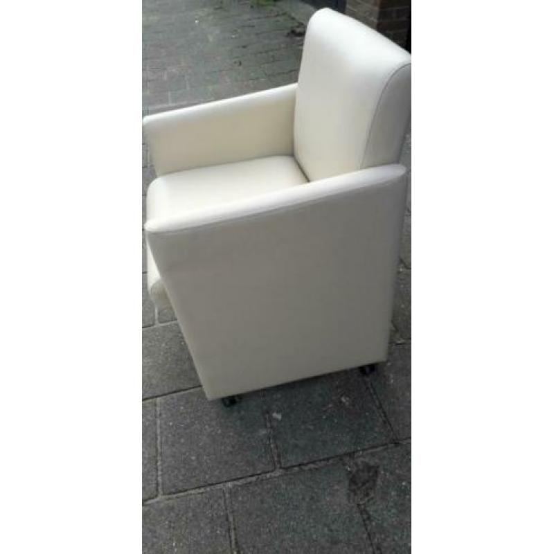 Witte fauteuil leer, op 4 wielen