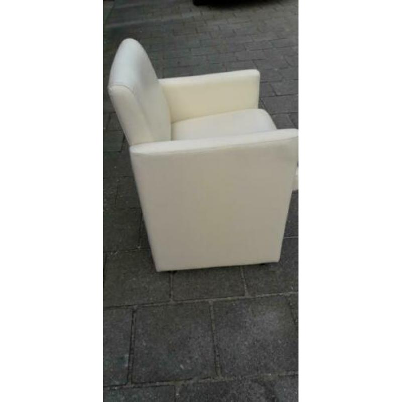 Witte fauteuil leer, op 4 wielen