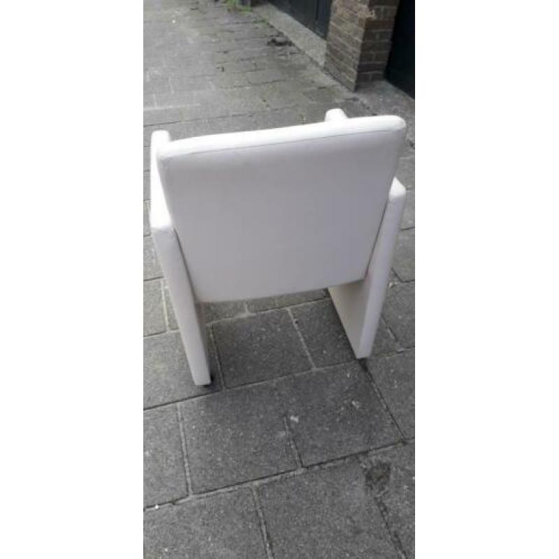 Witte fauteuil leer, op 4 wielen