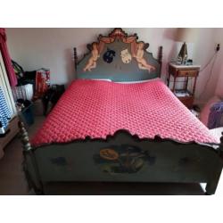 Antiek Frans bed met engelenbeschildering