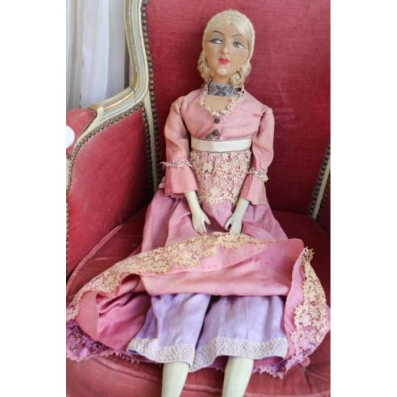 Mooie antieke sofadoll