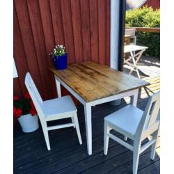 Antieke Zweedse tafel met 2 witte stoelen.