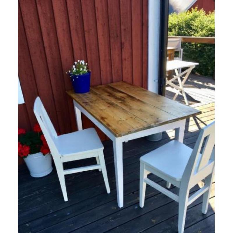 Antieke Zweedse tafel met 2 witte stoelen.