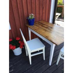 Antieke Zweedse tafel met 2 witte stoelen.