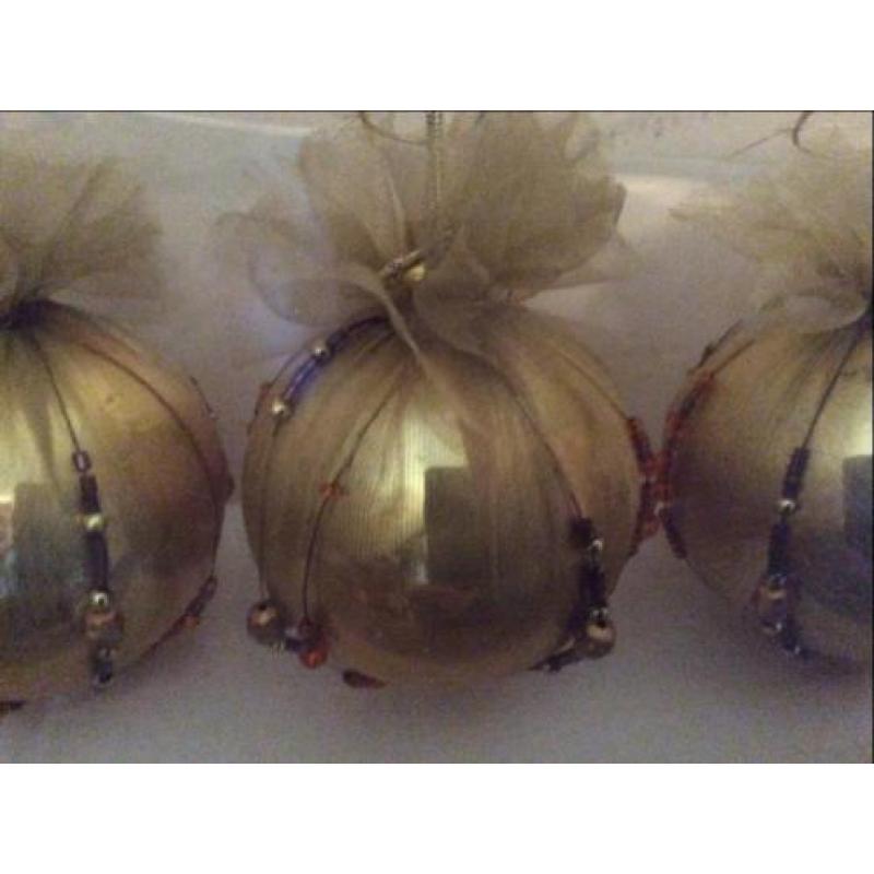 3 Oude kerstballen met kraaltjes.