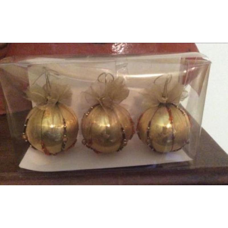 3 Oude kerstballen met kraaltjes.